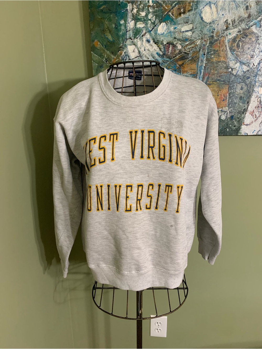 Vintage West Virginia University Mountaineers sweatshirt in size L.